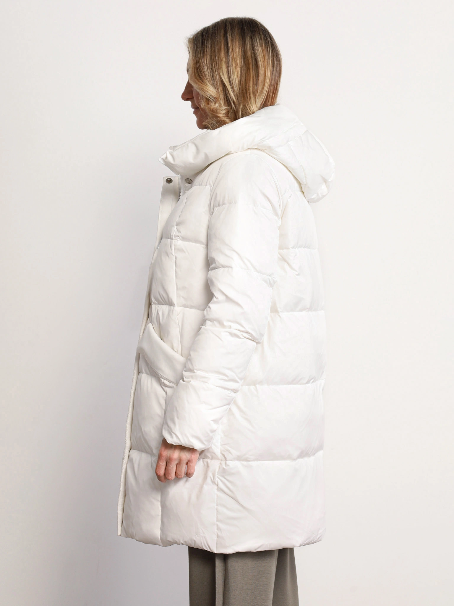 Пуховик белого цвета с капюшоном